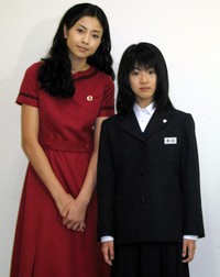 福田麻由子（右）と片瀬那奈＝2006年