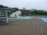 笠岡市の市営プール　2025年度は営業休止　老朽化受け　岡山