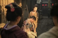 長屋の裏には遊郭があり、酔っ払いの客が迷い込んでくる　(C)NHK