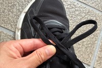 左右それぞれ輪を作り、右の紐が輪の上になるようにクロスさせる