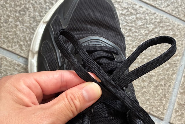 左右それぞれ輪を作り、右の紐が輪の上になるようにクロスさせる