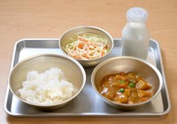 昭和５０年代末の献立。カレー、生野菜のサラダ、米飯、牛乳
