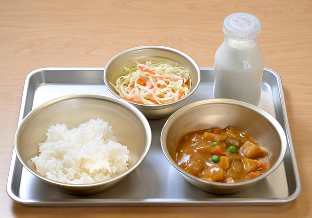 昭和５０年代末の献立。カレー、生野菜のサラダ、米飯、牛乳
