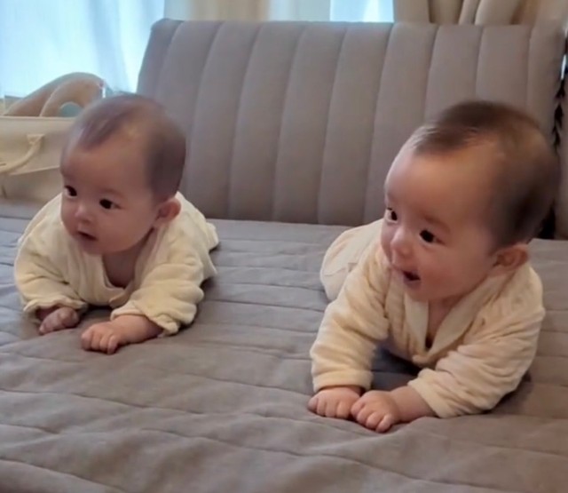 双子ちゃんのタミータイム（提供：@suchan_mamaさん）
