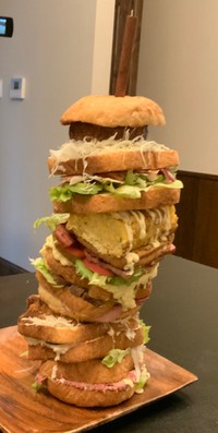 インパクト抜群！「週末やらかし飯」 第44話に登場する「サンドイッッッチ」実写版／小村あゆみさん（@komura_ayumi）提供