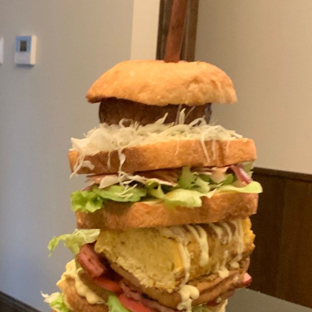 インパクト抜群！「週末やらかし飯」 第44話に登場する「サンドイッッッチ」実写版／小村あゆみさん（@komura_ayumi）提供