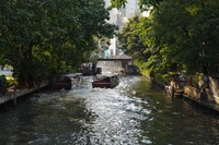 バンコク中心部を横断するセーンセープ運河は市民の足として使われている