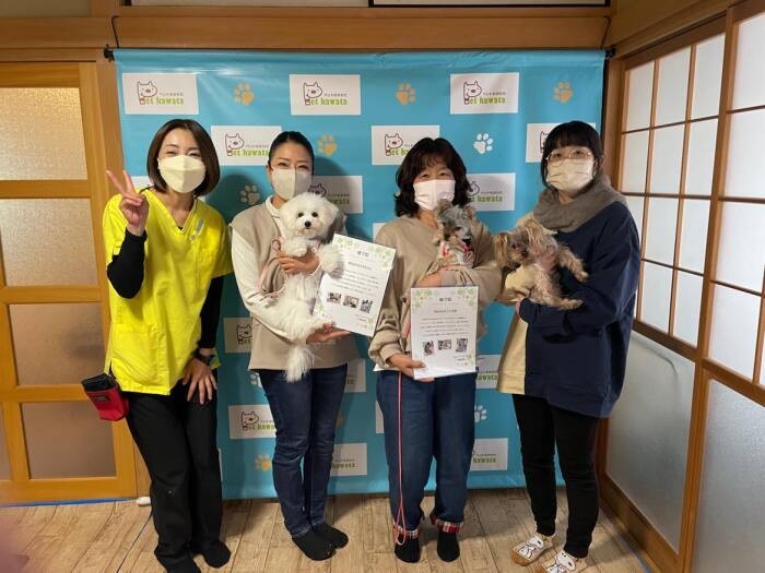 修了証を手にした、パピークラスの卒業生と（富永さん提供）