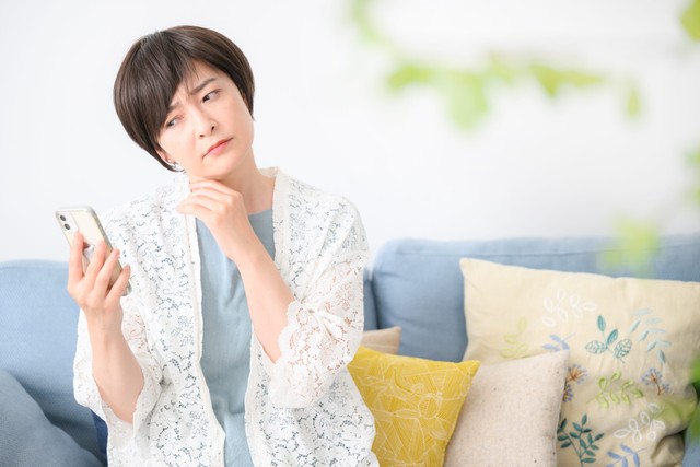 子どもにいつからスマホを持たせるか、悩む親も ※画像はイメージです（kapinon/stock.adobe.com）