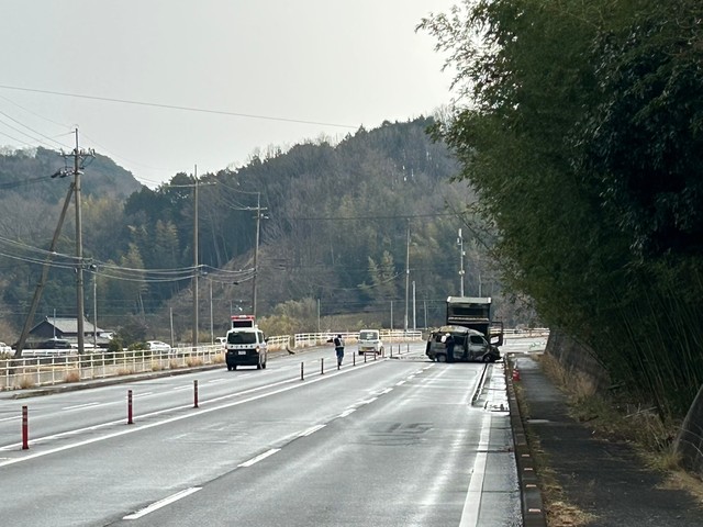 さぬき市の県道でワゴン車が大型トラックに正面衝突し炎上　１人死亡　路面凍結　香川