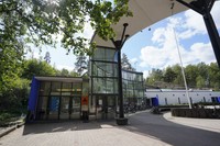 ヘルシンキ市イタケスクスの市民プールの地上入り口＝2023年5月30日、荒ちひろ撮影