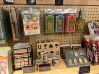 ファン垂涎のグッズ売り場＝神戸市立博物館