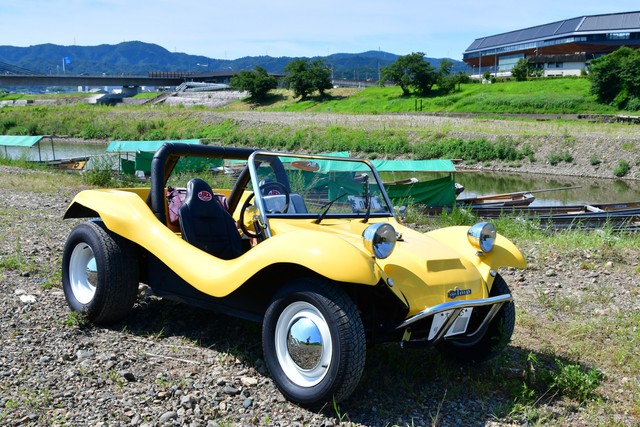 バギーに似合うシーンを求めて、河川敷の駐車場に入ってみました。