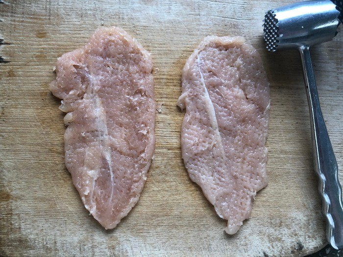 肉たたきでたたいて薄くのばす。