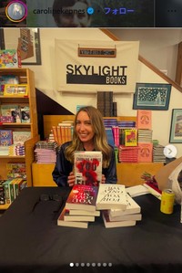 「You First」の出版イベントを行ったキャロライン・ケプネス氏＝キャロライン・ケプネス氏のインスタグラム＠carolinekepnesより