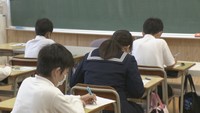 高松市の高松第一小学校では、6年生が国語と算数の試験を受けた