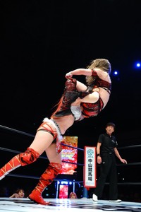 鈴季すずにランニング式パワーボムを決める舞華＝スターダム23年12・29両国大会よりⓒSTARDOM