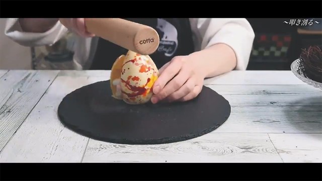 完成した卵はこうして割ると…（画像提供／ネコノメさん）