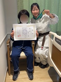 今春、空手の大会で優勝した由凪さんーー入院中の母に報告（画像提供：由凪（ユナ）さん）