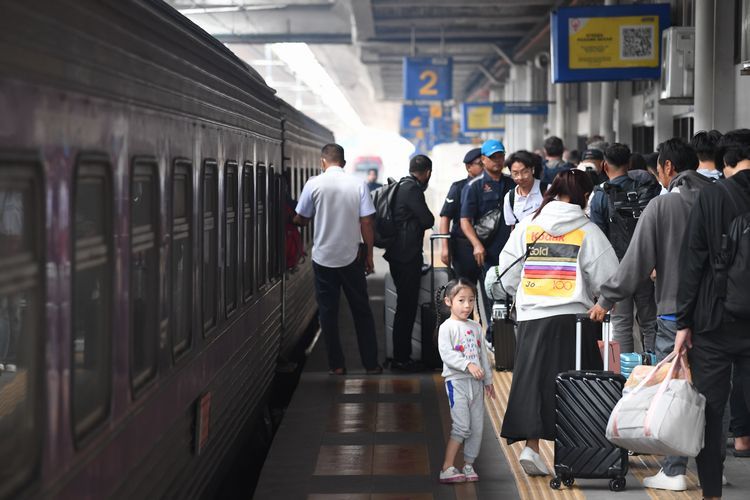 マレー半島を南下するタイ・バンコク発の列車から下車した乗客
