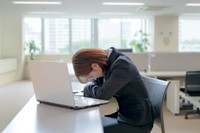 ストレスが溜まるとどのようなことをしたくなる？　※画像はイメージです（YUTO PHOTOGRAPHER/stock.adobe.com）