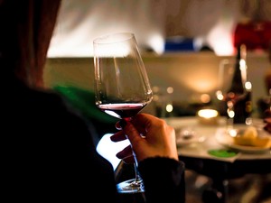 飲酒はほどほどの量でもがんリスク　健康に良いはもはや「神話」若者の罹患率が急増中