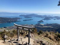 天草諸島（熊本県）の山頂にある神社からの絶景／おれんぢさん（@0r4n9e__）提供