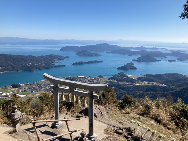 天草諸島（熊本県）の山頂にある神社からの絶景／おれんぢさん（@0r4n9e__）提供