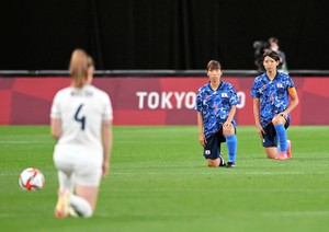 人種差別「考えるきっかけに」 なでしこも抗議の片ひざ、欧米で拡大