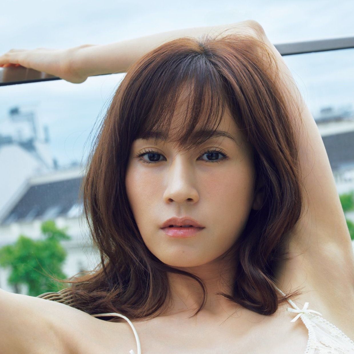 白のブラウスの透け感 前田敦子「最後の写真集」で限界突破 衝撃の1枚を公開|よろず〜ニュース