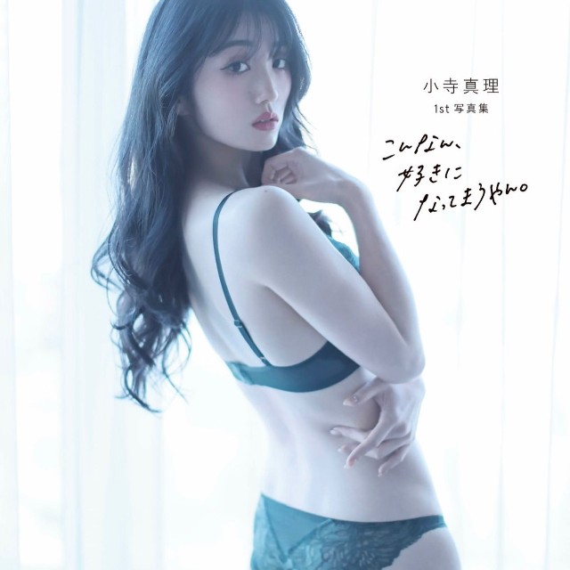 小寺真理さんの1st写真集表紙（小寺真理さんのインスタグラム(@koteramaricorin)より）