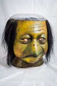 妖怪アート作品「皿が流しそうめんの機械になっている河童」（妖怪美術館所蔵）