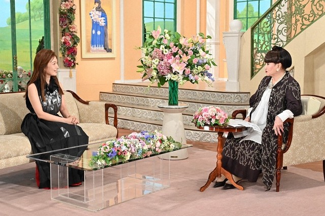 黒柳徹子さん（右）とトークを繰り広げる村治佳織さん
