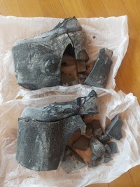 加水分解されボロボロだけど"平成時代のゴスロリを象徴する貴重な靴"！（瑠璃さん提供）