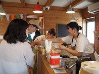 会場では食事も楽しめる(2025年の様子)