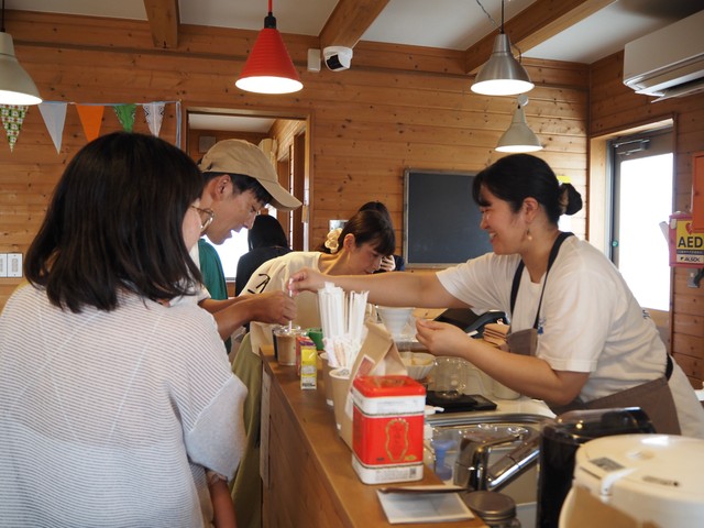 会場では食事も楽しめる(2025年の様子)