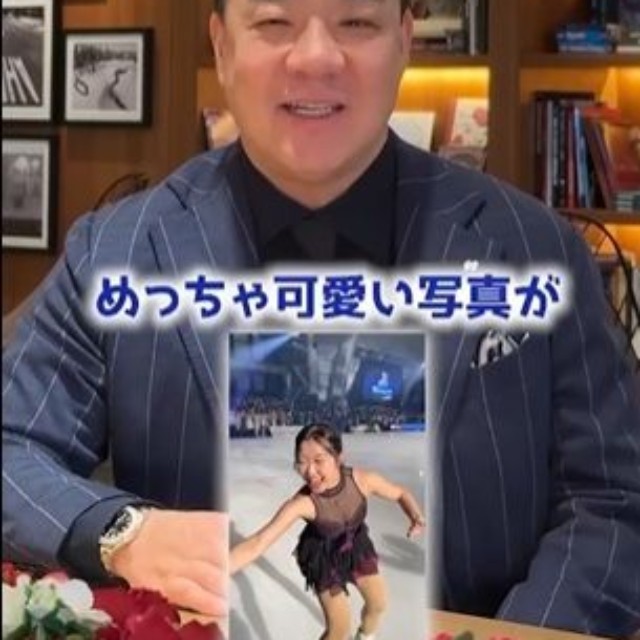 最前列で撮影した中井の写真を披露した西村社長