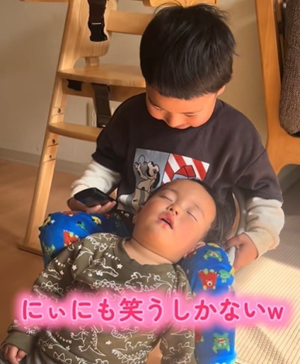 動いたら起きちゃう！思わず笑っちゃうお兄ちゃん（提供：@soda_family5さん）