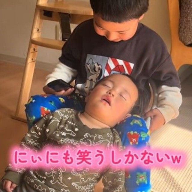 動いたら起きちゃう！思わず笑っちゃうお兄ちゃん（提供：@soda_family5さん）