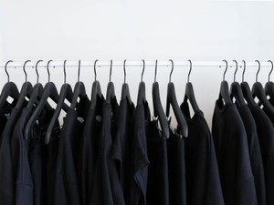 ロックバンドにどハマりした私のクローゼットは黒で埋め尽くされた