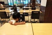 日本は今　そんなに安全じゃない！フードコートにお子さんをひとり残していいのですか？（photoACより「JohnnyNayuta」さん撮影、イメージ画像）