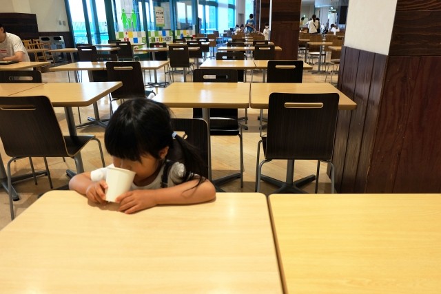 日本は今　そんなに安全じゃない！フードコートにお子さんをひとり残していいのですか？（photoACより「JohnnyNayuta」さん撮影、イメージ画像）