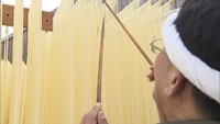 そうめんの「天日干し」の作業風景