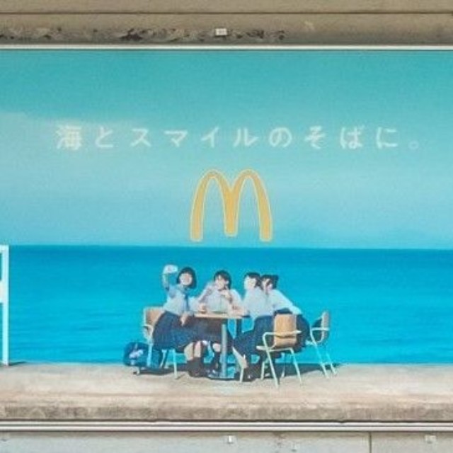 ホーム上屋あたりにフォーカス。風情のあるマクドナルドの広告が ※めかぶさん提供