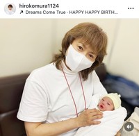 初孫を抱く古村比呂　本人のインスタグラム（@hirokomura1124）より＝2025年4月26日投稿