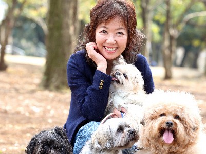保護犬４匹と暮らし、愛護活動　自然体の浅田美代子さん