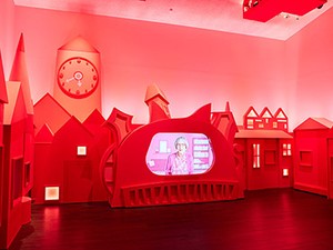 児童文学作家・角野栄子さんが館長「魔法の文学館」がオープン　いちご色の世界で楽しむ本との出会い