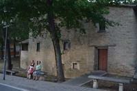 夕暮れ時、サンマリノの住宅街でひと休みする住民