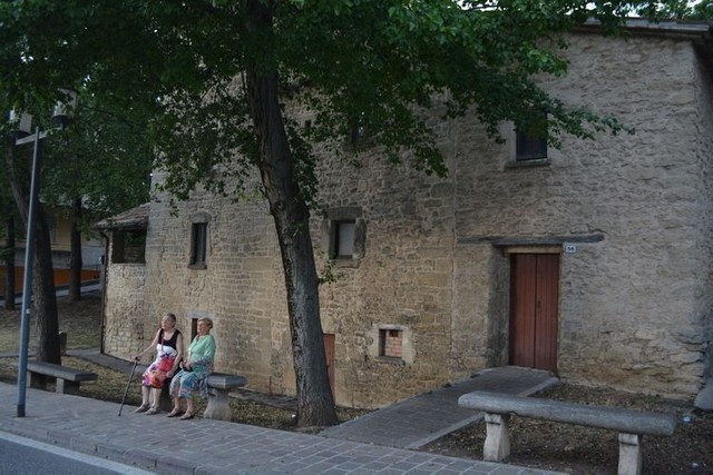 夕暮れ時、サンマリノの住宅街でひと休みする住民