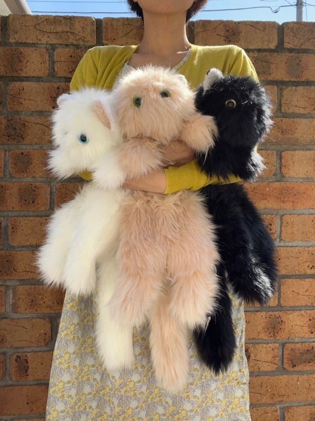 体長約６０センチ！実は長い「猫は液体」のぬいぐるみ